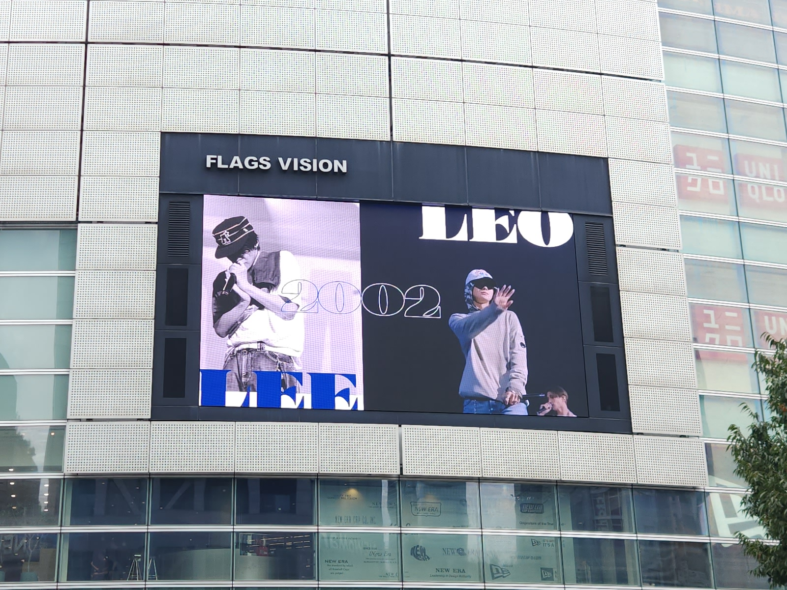 新宿 FLAGS VISIONに掲出された応援広告の写真（#推しアド掲載実績）